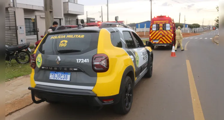 Veículo atingiu um carro parado e só parou após bater em um poste