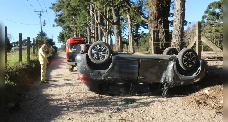 Homem que ia ao ‘Buraco do Padre’ capota carro e fica ferido em PG