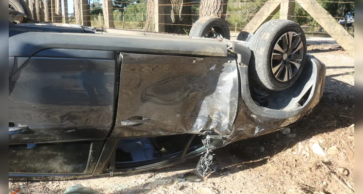 Homem que ia ao ‘Buraco do Padre’ capota carro e fica ferido em PG
