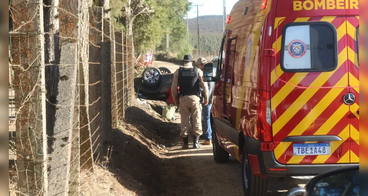 Homem que ia ao ‘Buraco do Padre’ capota carro e fica ferido em PG