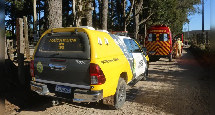 Homem que ia ao ‘Buraco do Padre’ capota carro e fica ferido em PG