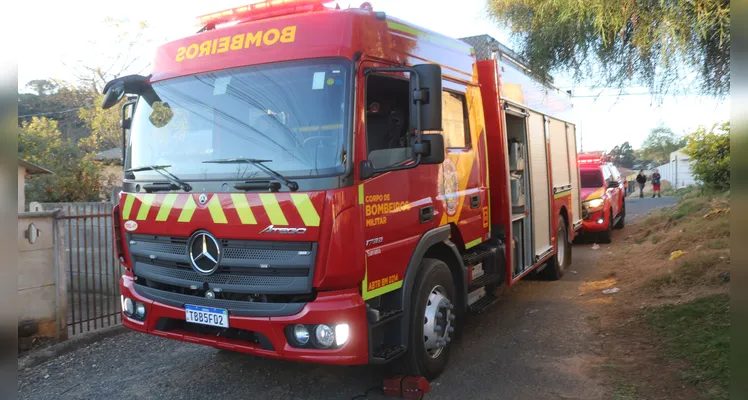 Incêndio criminoso é atendido pelos bombeiros no bairro Contorno, em PG
