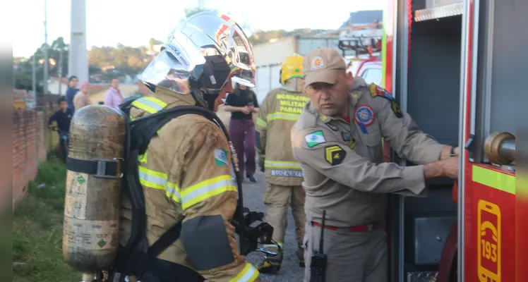 Incêndio criminoso é atendido pelos bombeiros no bairro Contorno, em PG