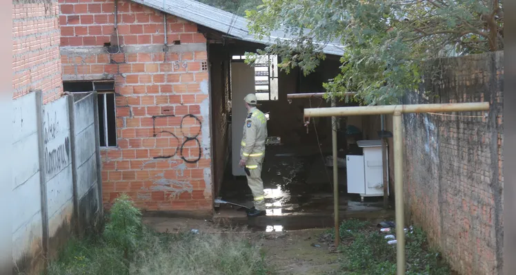 Incêndio criminoso é atendido pelos bombeiros no bairro Contorno, em PG