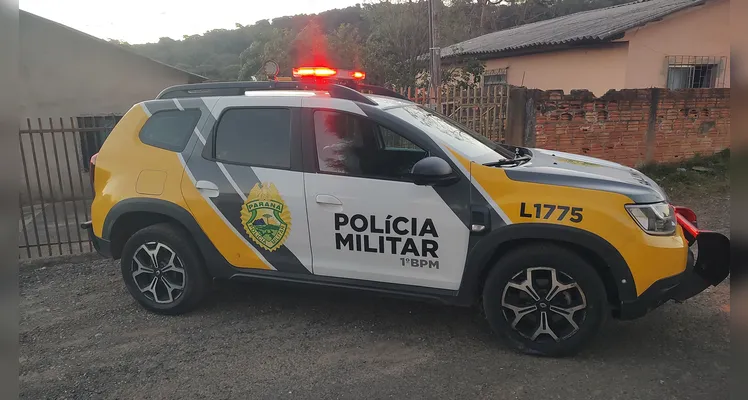 Incêndio criminoso é atendido pelos bombeiros no bairro Contorno, em PG