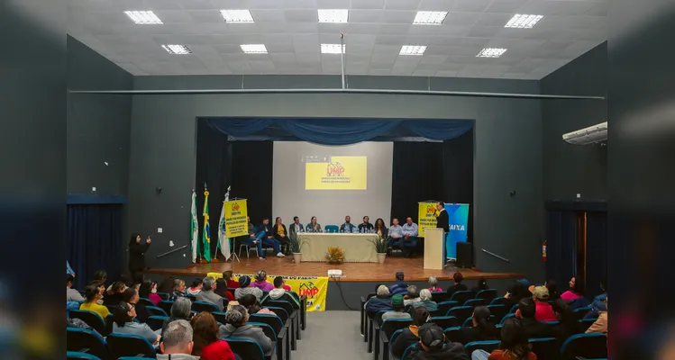 A solenidade, realizada no Teatro Municipal, contou com a presença de lideranças municipais e da União.