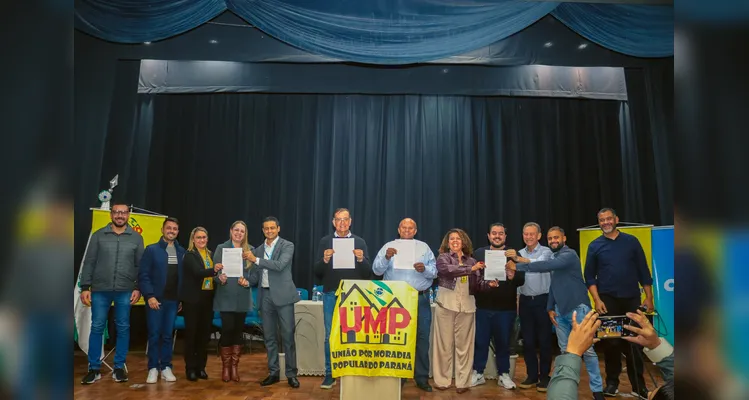 A solenidade, realizada no Teatro Municipal, contou com a presença de lideranças municipais e da União.