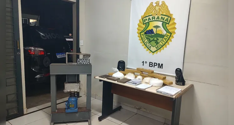 Os entorpecentes foram encaminhados para a delegacia para os procedimentos cabíveis.
