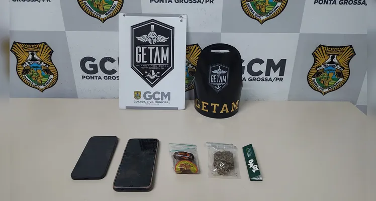Os entorpecentes e celulares de ambos os envolvidos foram apreendidos.
