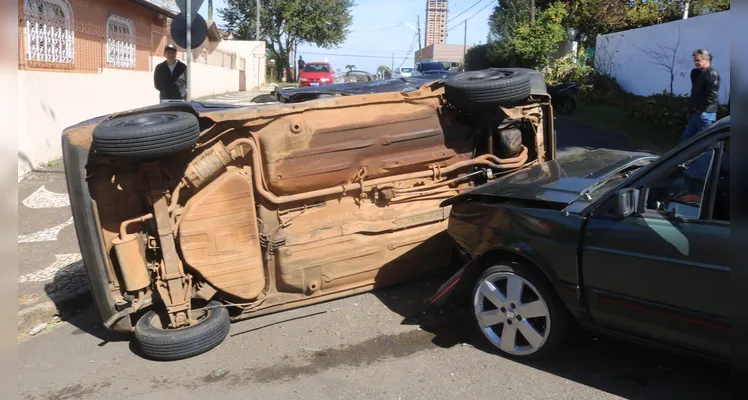 Mulher sofre contusão na cervical em tombamento de carro em PG
