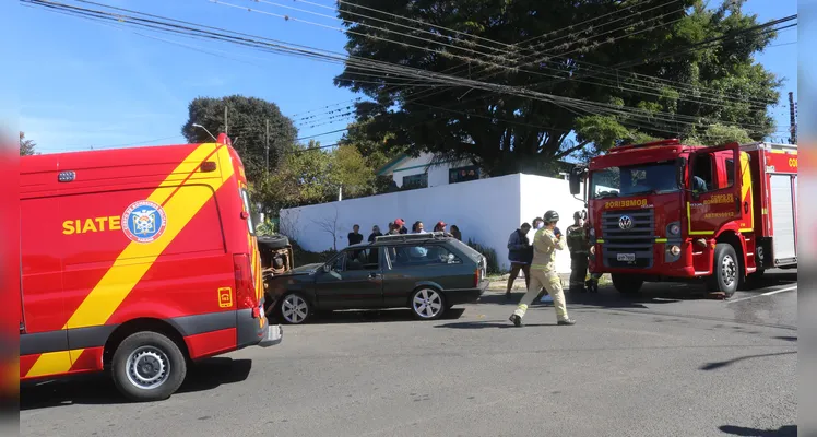 Mulher sofre contusão na cervical em tombamento de carro em PG