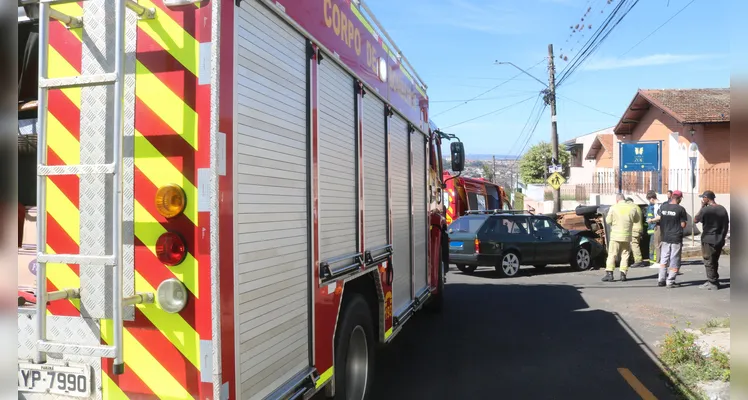 Mulher sofre contusão na cervical em tombamento de carro em PG
