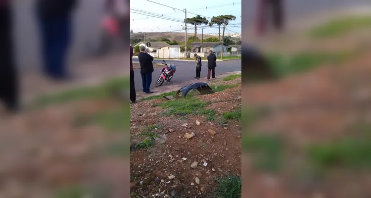 Motorista foge após colidir com moto em PG