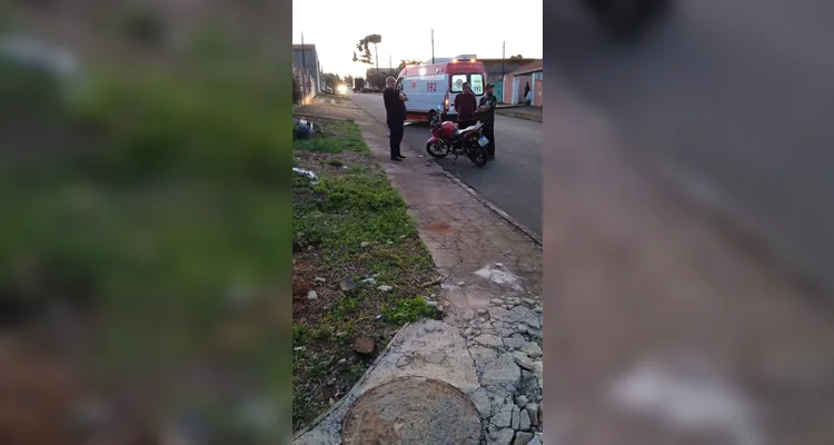 Motorista foge após colidir com moto em PG