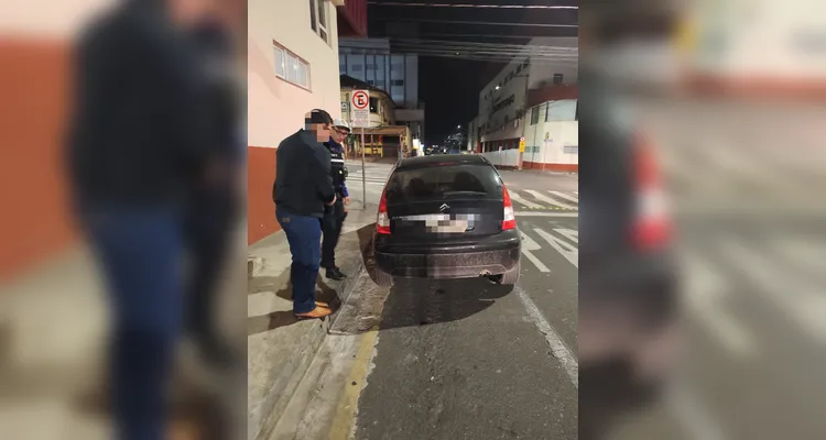 Condutor embriagado 'fura' sinal vermelho, quase atinge motociclista e é detido