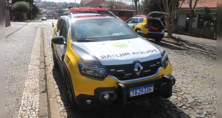Carro tomba após colidir contra veículo estacionado em PG; veja vídeo