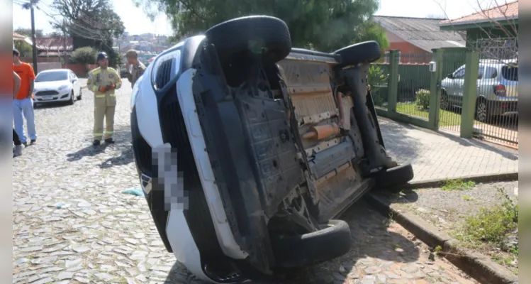Carro tomba após colidir contra veículo estacionado em PG; veja vídeo