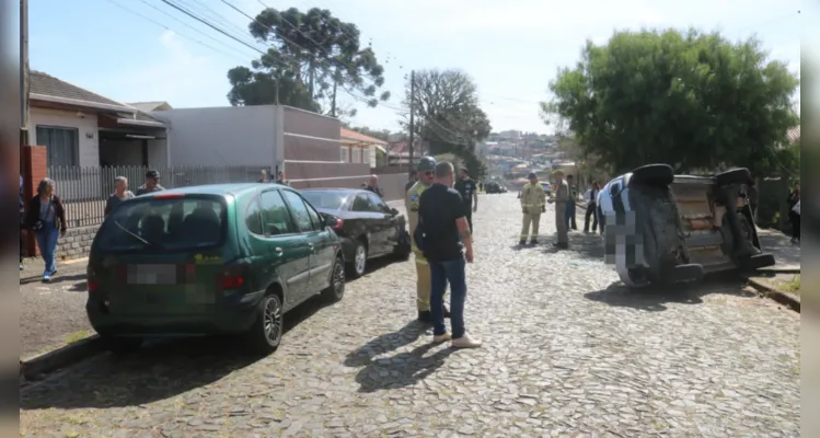 Carro tomba após colidir contra veículo estacionado em PG; veja vídeo