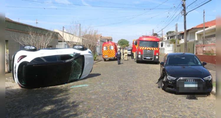 Carro tomba após colidir contra veículo estacionado em PG; veja vídeo
