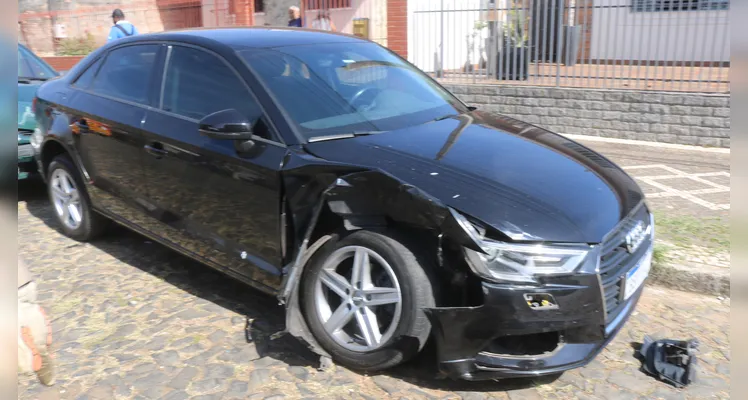 Carro tomba após colidir contra veículo estacionado em PG; veja vídeo