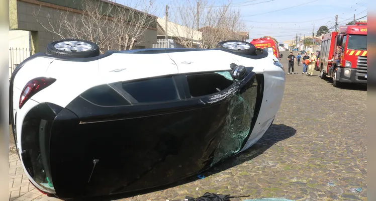 Carro tomba após colidir contra veículo estacionado em PG; veja vídeo