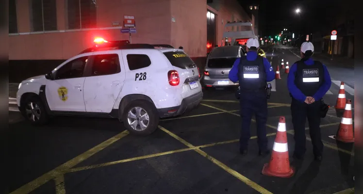 Equipes do Patrulhamento de Trânsito Viário e da Polícia Militar (PM) também estiveram no local.