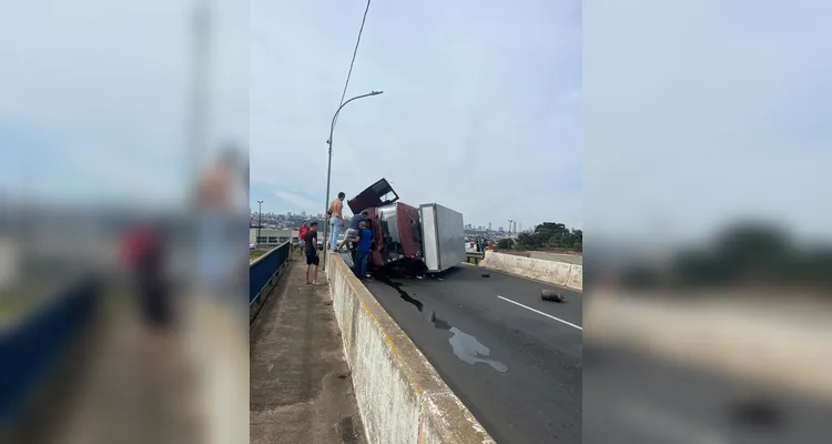 Veja imagens de acidente com caminhão tombado em PG