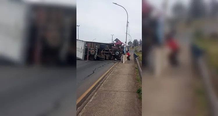 Veja imagens de acidente com caminhão tombado em PG