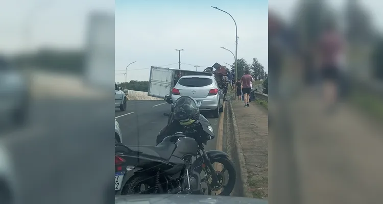 Veja imagens de acidente com caminhão tombado em PG