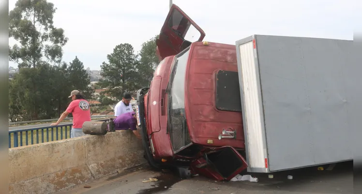 Urgente: acidente no Viaduto da Santa Paula deixa um homem ferido em PG