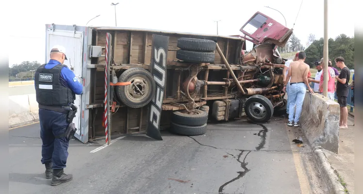 Urgente: acidente no Viaduto da Santa Paula deixa um homem ferido em PG