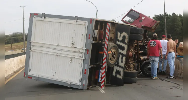 Urgente: acidente no Viaduto da Santa Paula deixa um homem ferido em PG