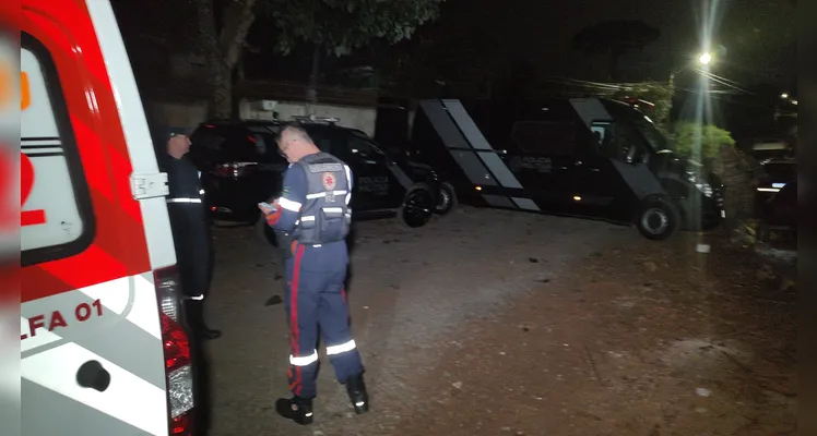 Homem em surto se rende após horas de negociação com a polícia em PG