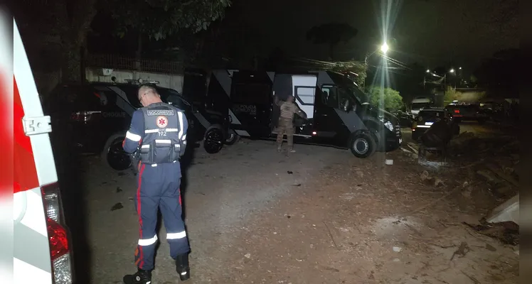 Homem em surto se rende após horas de negociação com a polícia em PG