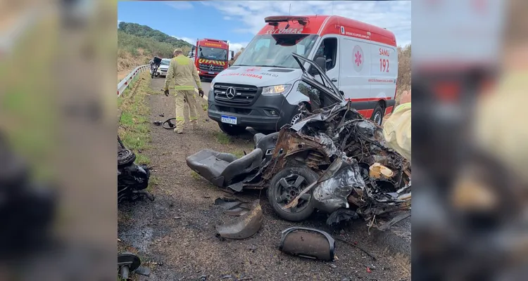 Carro foi destruído em colisão na PR-170
