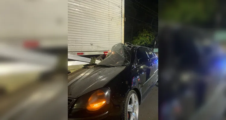 Agora: carro bate em caminhão parado e fica completamente destruído em PG