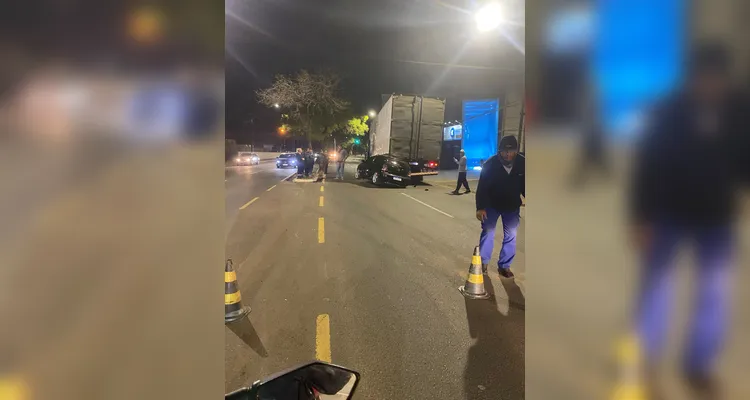 Agora: carro bate em caminhão parado e fica destruído em PG