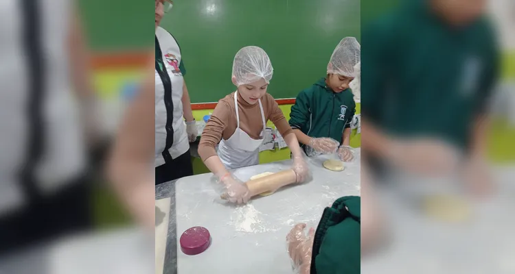 Educandos colocaram a mão na massa para realizar o trabalho.