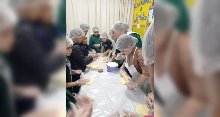 Educandos colocaram a mão na massa para realizar o trabalho.