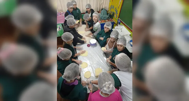 Educandos colocaram a mão na massa para realizar o trabalho.