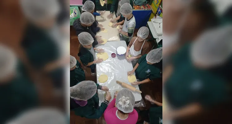 Educandos colocaram a mão na massa para realizar o trabalho.