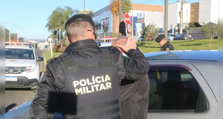 Colisão entre carros deixa menina de 9 anos ferida em PG