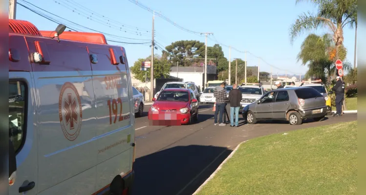 Colisão entre carros deixa menina de 9 anos ferida em PG