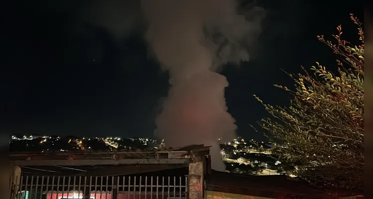 Casa é destruída por incêndio em PG; morador estava dormindo dentro dela