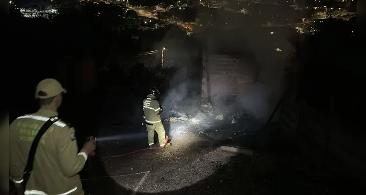 Casa é destruída por incêndio em PG; morador estava dormindo dentro dela