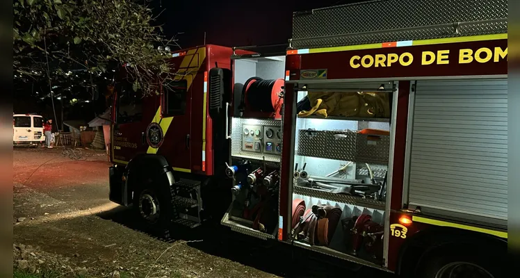Casa é destruída por incêndio em PG; morador estava dormindo dentro dela
