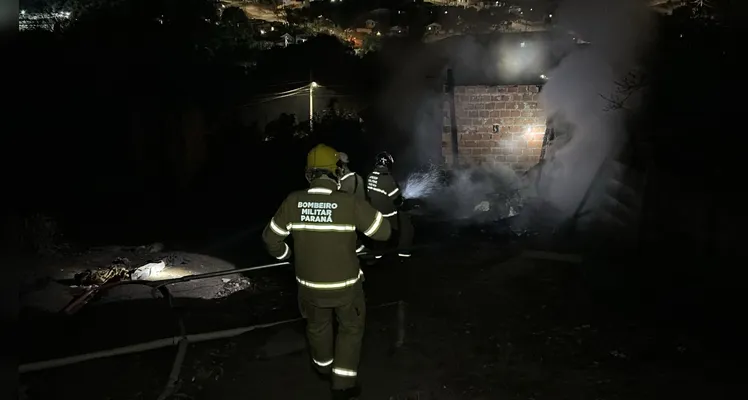 Corpo de Bombeiros foi acionado para conter fogo no local