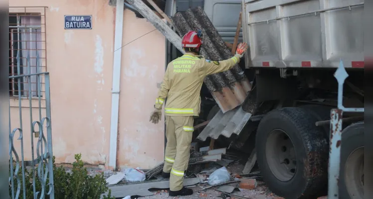 O caminhão acertou o carro estacionado na garagem, o que impediu que o veículo invadisse a cozinha da casa.