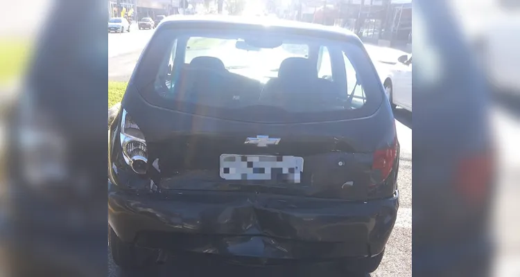 Carros têm partes destruídas em engavetamento em PG; veja fotos