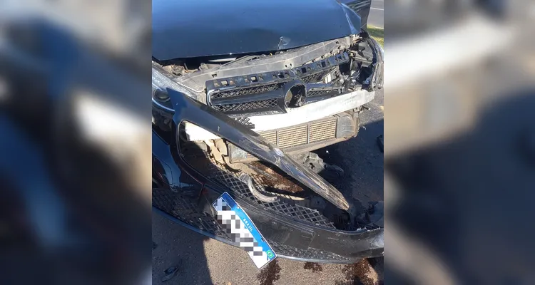 Carro teve a frente destruída em batida por engavetamento
